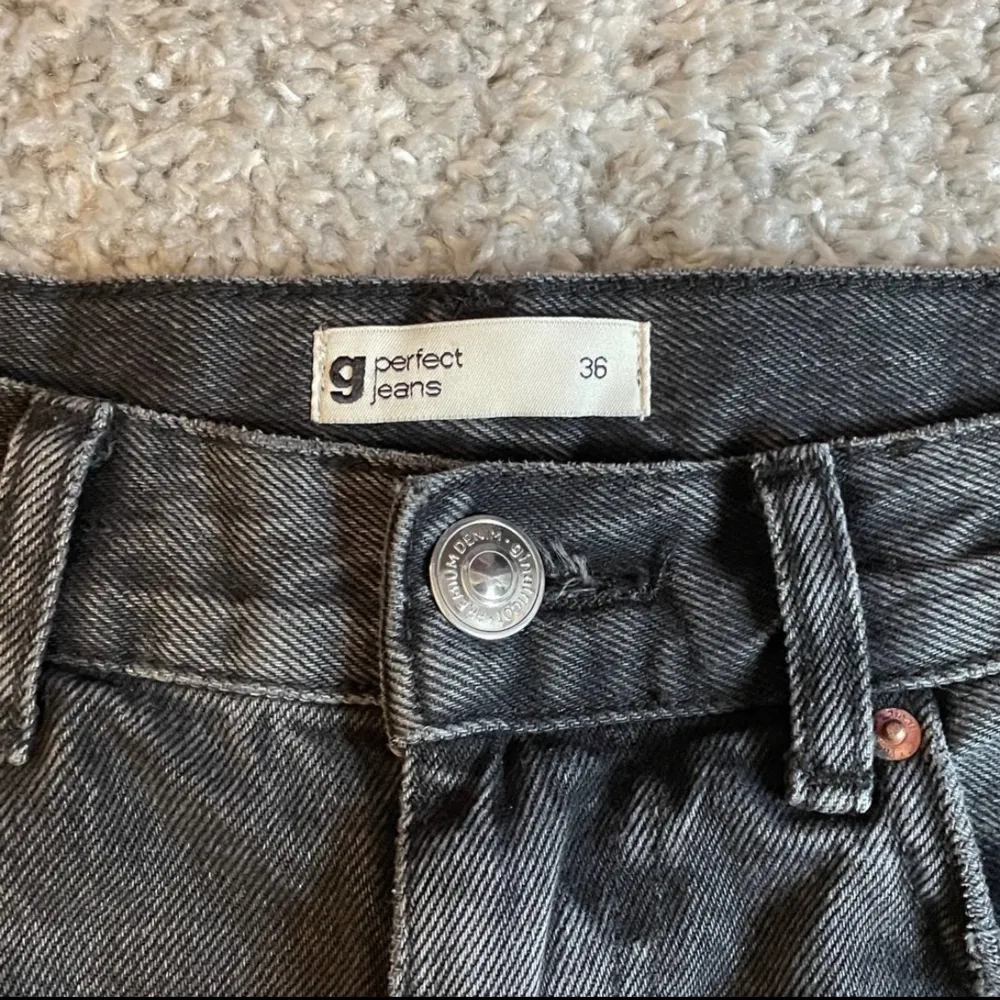 Säljer dessa Jeans ifrån Gina tricot, storlek 36 i modellen ”Full length jeans”. Endast använda ett fåtal gånger så är i fint skick🤍. Jeans & Byxor.