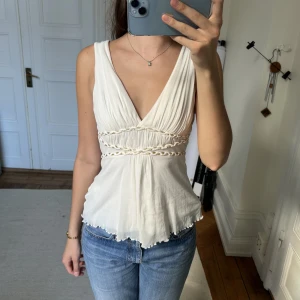 Vintage topp - Såså fin vintage topp från Jane Norman😍 OBS: toppen har några små små hål i mesh tyget eftersom det är så tunt. Dock syns detta inte om man inte fokuserar noga på att hitta dem