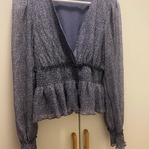 Blus Nakd - Blommig blus från NA-KD i storlek 36, använd 1 gång.