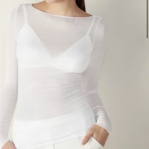 Vit Intimissimi topp  - Säljer då jag vill köpa i en annan färg. Endast använts en gång🤍🤍 fint skick och inga defekter. Nypris 449kr.