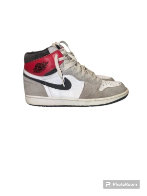 Air Jordan 1 retro high light smoke gray  - Tja säljer mina Jordan 1 då dem tyvärr är för små för mig. Dem är i skicket 9/10 har inte överanvänt dem för jag har velat behålla dem i bra skick. Vid snabb affär kan priset diskuteras 