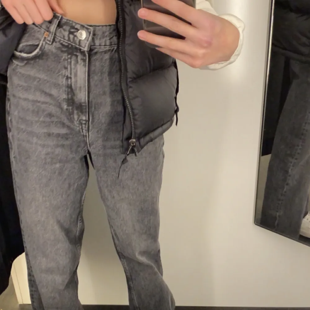 Säljer mina gråa full lenght jeans från zara. Storlek 34. Första bilden är lånad💕. Jeans & Byxor.