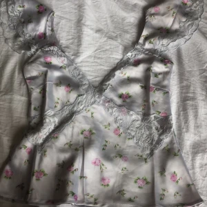 Asos topp - Småblommig topp med fina detaljer . Helt ny - kunde inte returnera för tiden hade gått ut .köpt för370:- säljer för 250:-