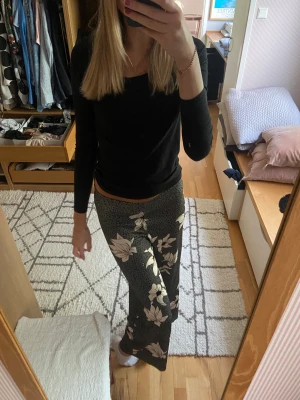 Byxor - Byxor från only Stl Xs. Endast använda en gång så jättefint skick!! Passar nån under 170cm
