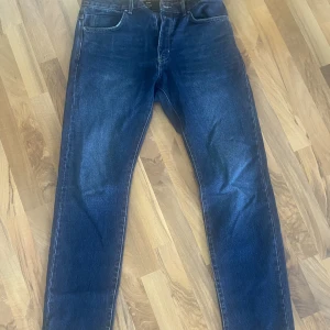 Neuw jeans - Neuw studio relaxed I ny skick använda ca 2 gånger aldrig tvättade. Säljes pågrund att dem är för stora. Storlek 34/34 Nypris 1299kr Säljer för 500kr