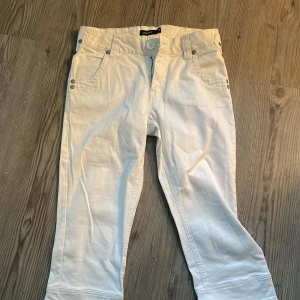 Capribyxor  - Snygga trekvarts byxor 
