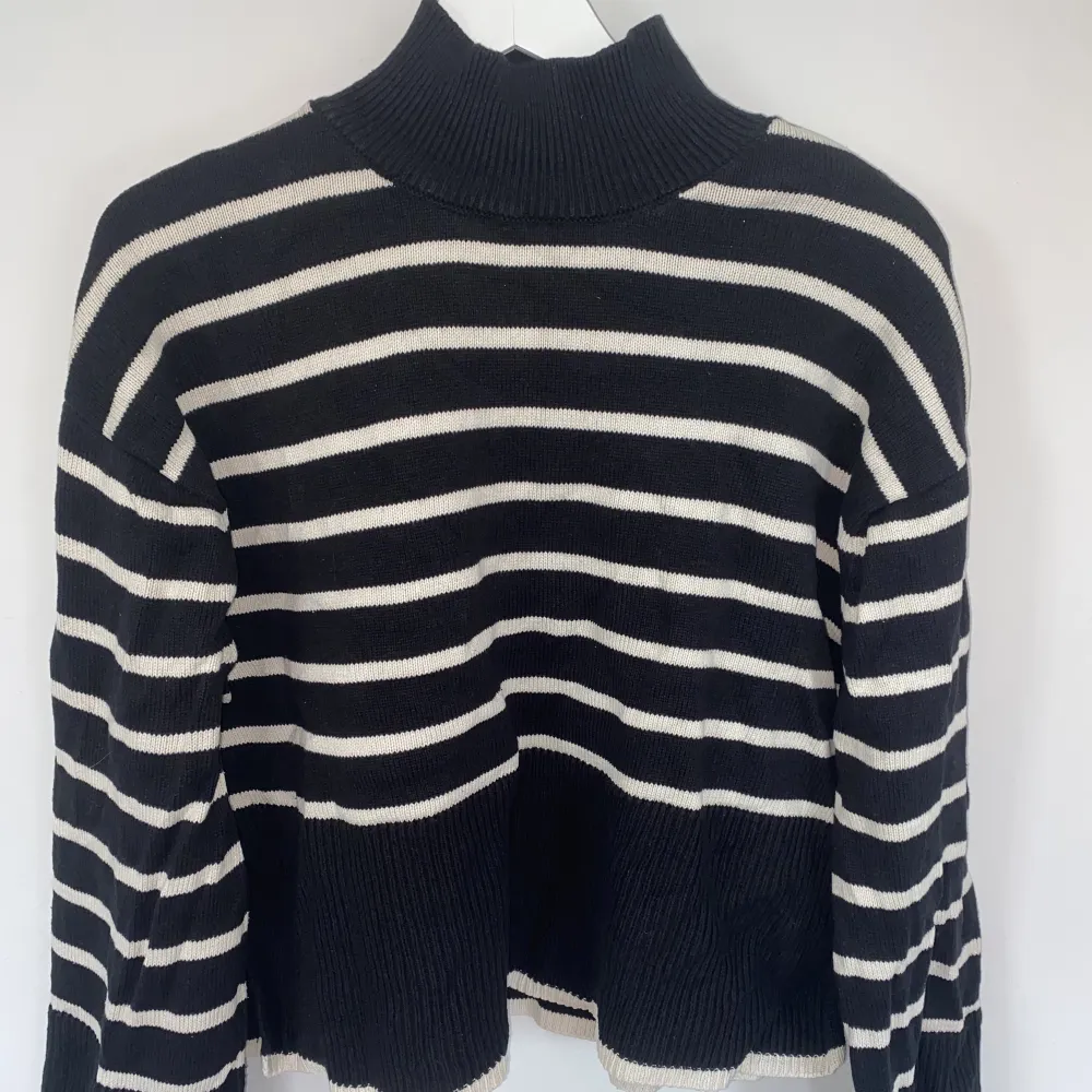 Säljer denna randiga tröjan från Gina Tricot. Den är använd men i fint skick!. Tröjor & Koftor.