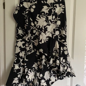 Blommig maxi kjol - Svartvit, blommig maxikjol i bomull från Johanna Ortiz x H&M kollektion, stl 38