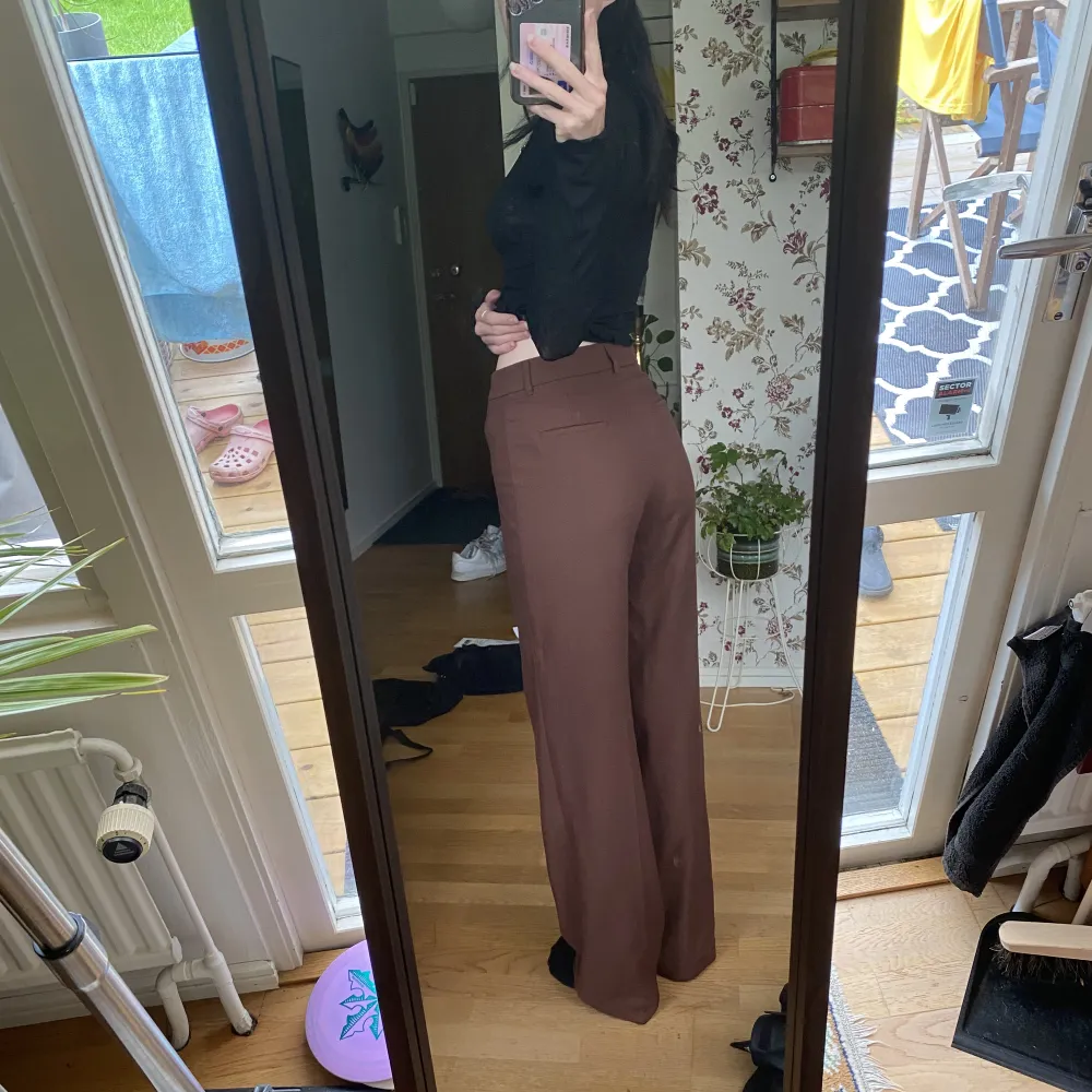 Jättefina bruna kostymbyxor från monki, jag ör 167 cm och dom går ner till marken på mig. Jeans & Byxor.