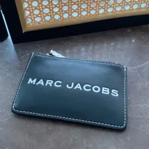 Så nice plånbok från Marc Jacobs🤍 Fack med dragkedja där man får plats med allt från kort till kvitton och allt man behöver. Där sitter också en nyckelhållare! På utsidan är det 3 tack för kort där man får plats med 6kort! Nypris 1999kr🤍