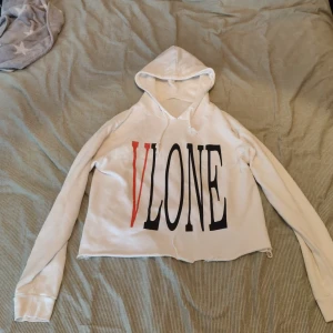 Vlone reversible staple hoodie - Vlone reversible staple hoodie.  Duktigt använd, men ändå i bra skick! Klippt av tagen för det blir fult när man har den ut och in, se bild 3. 🤞
