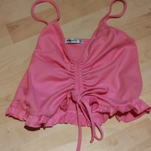 Ny Dollskill topp - Rosa lös topp med volangband.  Nytt och oanvänt skick💘