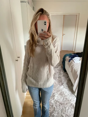 Stickad polotröja - En så varm och gosig stickad polotröja i från Vero Moda😍😍 Säljer då den inte kommer till användning tyvärr!