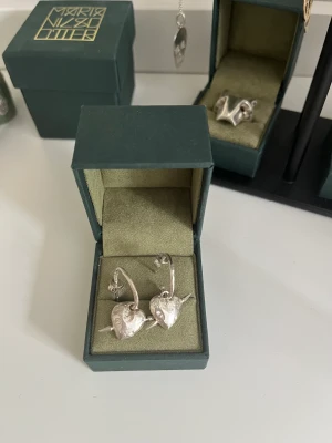 Maria Nilsdotter örhängen  - Maria Nilsdotter örhängen tuvstarr, i princip nyskick, 2 st för 3300+frakt och 1 st för 1700+frakt