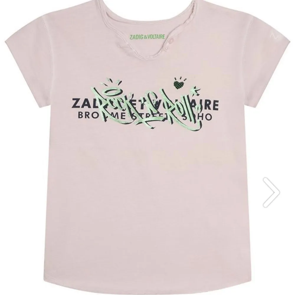 Säljer denna as snygga Zadig tröjan som endast är använd några få gånger så den är i perfekt skick💘💘strl 152 men skulle säga typ xxs/xs, kan även tänka mig att byta mot något annat!❤️. T-shirts.