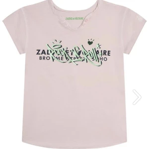 Zadig tröja - Säljer denna as snygga Zadig tröjan som endast är använd några få gånger så den är i perfekt skick💘💘strl 152 men skulle säga typ xxs/xs, kan även tänka mig att byta mot något annat!❤️