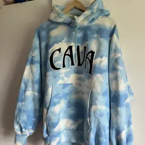 En hoodie från cava company. Har små fläckar (se bild 3) men jag skulle vilja säga att de inte syns på långt håll