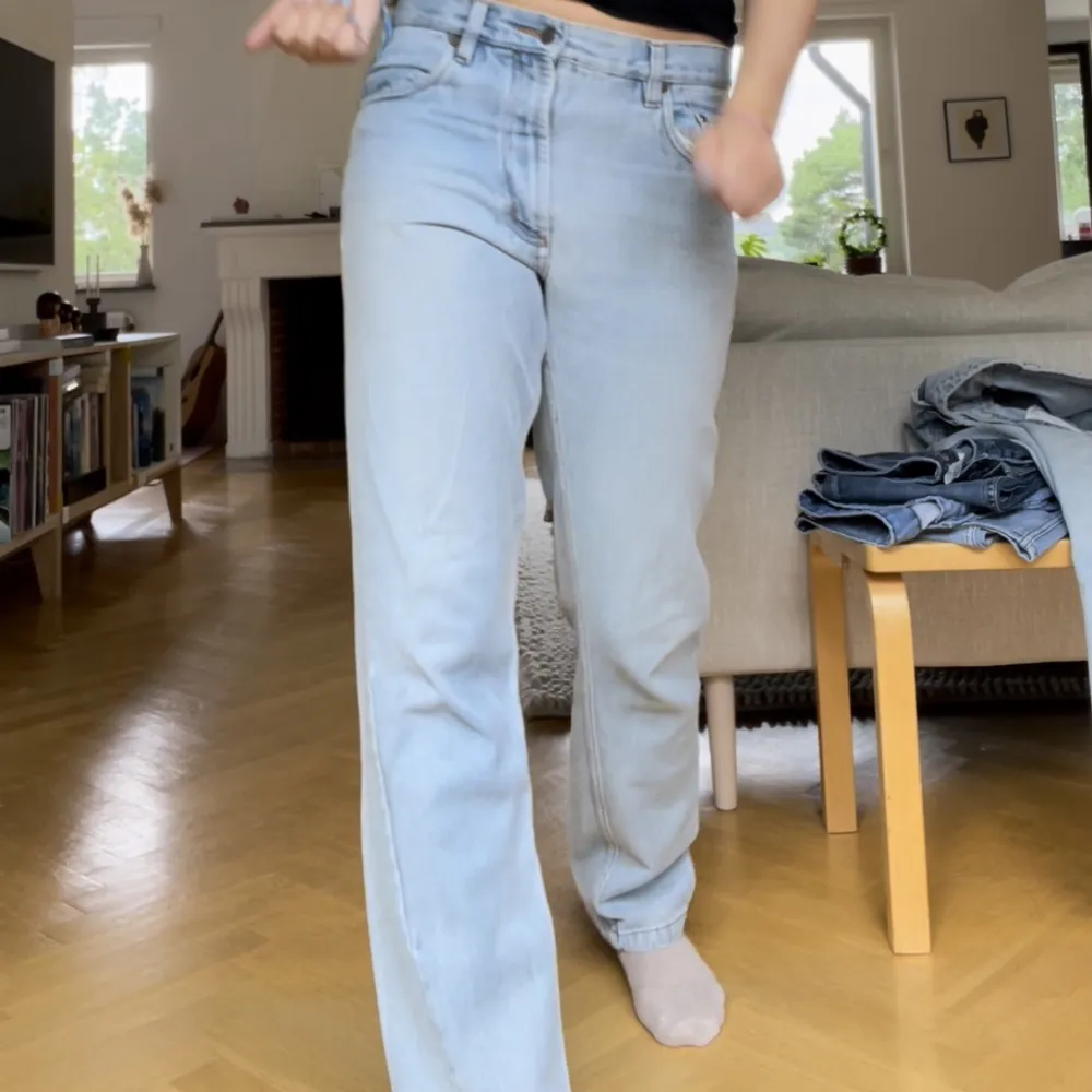 Ett par straight leg lowwaist jeans som passar M. De går ner till golvet på mig som är 173. Köpare betalar frakt, klicka på köp nu❤️. Jeans & Byxor.