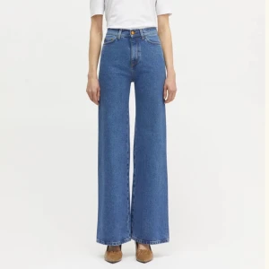 Rodebjer jeans hall - Storlek 25, ljusare färg än på bilderna (lånade) men finns ej kvar på hemsidan. Innerbenslängd 75cm. Nypris 1795kr