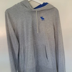 Grå hoodie - Fin grå hoodie med fina detaljer, perfekt i längden 😍