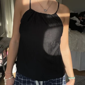 Gina Tricot Linne - Fint svart linne från Gina Tricot man kan ändra lite!❤️