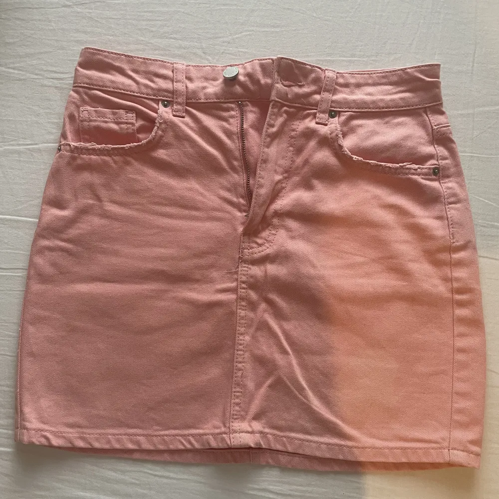 Jeans kjol från Gina tricot i en fin coral färg. Storlek 34. Använd endast ett par gånger så den är i nytt skick och det finns inga fel på den.  Skriv privat för mer bilder💗. Kjolar.