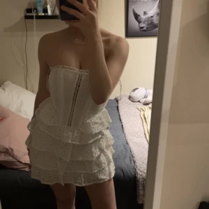 Klänning - Säljer denna jätte söta klänning i storlek 36. Jag är 168 cm, och den är helt oanvänd.