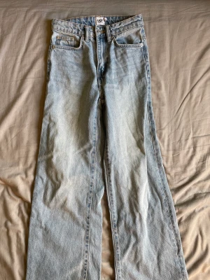 Blåa jeans  - Säljer dessa superfina blåa jeansen då de är för små för mig. De är knappast använda så i väldigt bra skick💕