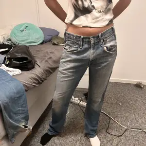 Coola Levis jeans med detaljer både fram och bak. Väldigt långa på mig som är ca 160