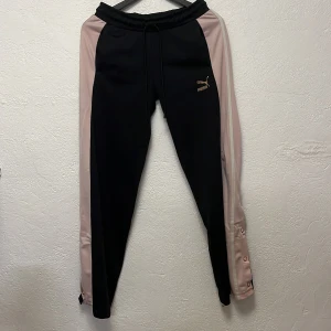 Tracksuit  - Tracksuit från puma, man får både byxor och tröja. Använd och lite noppig.