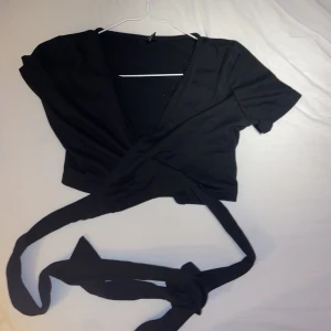 Svart snörad topp, Shein - Super snygg topp med snörning. Från Shein, strlk S. Kort topp