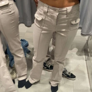 Hm jenas - Säljer dessa jenas från hm för ja ej får användning av dom, ja köpte dom för några veckor sän❤️skriv om ni har frågor, ni får ge pris förslag. Dom köptes för 200-300kr