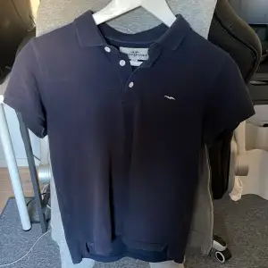 Mörkblå Hampton republic piké t-shirt, inga hål eller skador på tröjan, säljer pga att den är för liten 