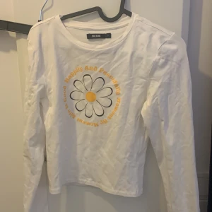 Tröja - Fin tröja, aldrig använd då den va för liten.