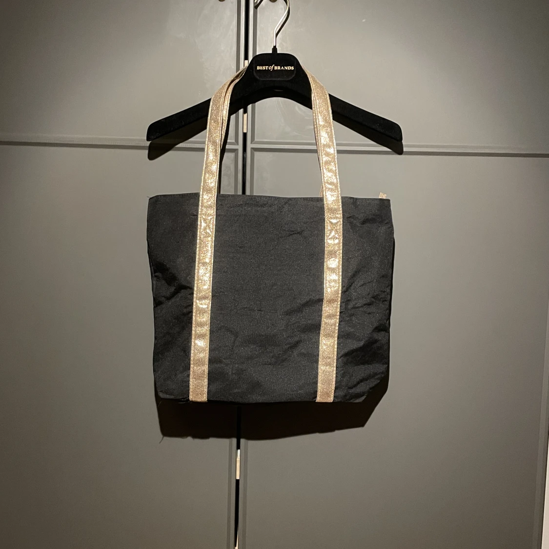 Svart väska med gulddetaljer