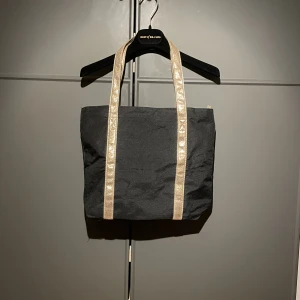 Svart väska med gulddetaljer - Svart väska med gulddetaljer 🤩