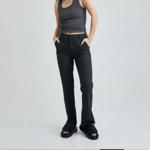 Kostymbyxor  -  Kostymbyxor i modellen ”Vilma” från bikbok, as bra skick,320kr+frakt