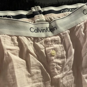 Ljusrosa Calvin Klein pyjamas byxor  - Säljer mina älskade pyjamas byxor! Nyskick från calvin klein, dom är ljusrosa och är i storlek M men skulle säga att den är som en st S! 