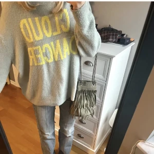 Stickad tröja - Säljer denna snygga tröja!!! Så mysig å perfekt t hösten☺️☺️ storlek M  