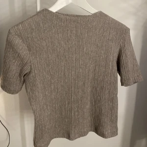 zara topp/blus - jättefin zara topp! knappt använd och nypris 200kr säljer för 149🤗 strl S💘 pris kan diskuteras vid snabbaffär‼️tryck ej på köp nu‼️
