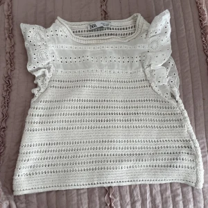 Zara topp - Säljer denna söta topp från zara då den inte passar. Knappt använd. Nypris ca 350kr.