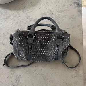 Zadig väska  - Jättefin Zadig väska i bra skick.  Bandet går att förminska. 