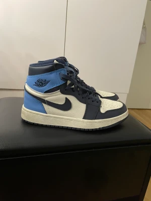 Jordans Air Mid - Hej, jag säljer nu mina jordans, då de inte passar mig, har använt de 1-3 gånger så de är i princip helt nya. Säljer de för 2000kr styck är man nyfikna på båda två kan man få de för 3000kr.   Grå = storlek 37,5 Blå= storlek 38