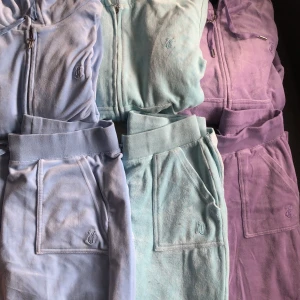 Juicy couture set  - De ljusblåa till vänster är storlek L.  De turkosa och lila är storlek M i både tröja och byxa men är för stora så behöver tyvärr sälja alla. Bara byxa eller bara tröja för 600kr eller ett helt sett för 1000kr
