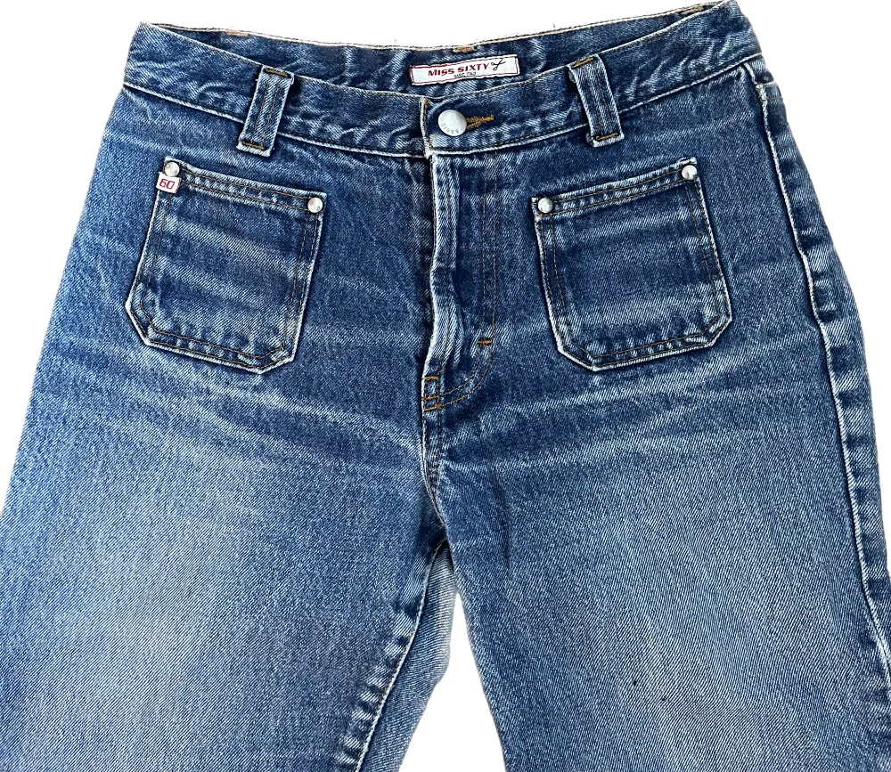 Supersnygga bootcuts från Miss Sixty. Måste tyvärr sälja då jag inte får på mig dem längre 😭 Står storlek 28, men skulle säga att de passar 26/27 bättre. . Jeans & Byxor.
