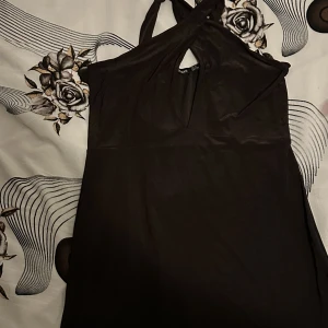 Bodycon klänning med cut out och korsande band - Mini klänning som går att styla på två sätt med banden! Otroligt fin och sitter bra strl 38 är dock rätt kort för längre tjejer (i know :( ) 
