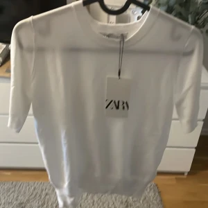 Zara topp - Säljer denna super fina tröja. Hör av er om ni är intresserade💕