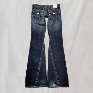 Midja: 72 innerben: ca 83 Lågmidjade jeans från True Religion. Storlek w26. Sitter bootcut. Nötta vid bakre fotändar (har gått upp vid ena fotändan som går att se på sista bilden). Men utöver detta fint skick!!🤍
