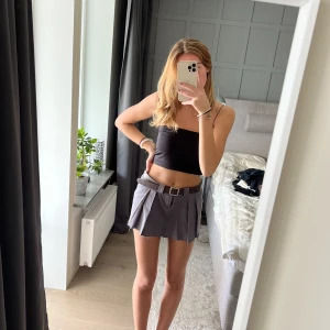 Kostymkjol - Säljer en helt oanvänd kostymkjol med skärp, prislappen är kvar