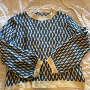 Stickad tröja  - Tunn stivkad tröja i fint mönster! 